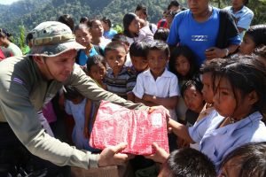 Mediante programa “Alas para crecer”, policías apoyan a comunidades indígenas