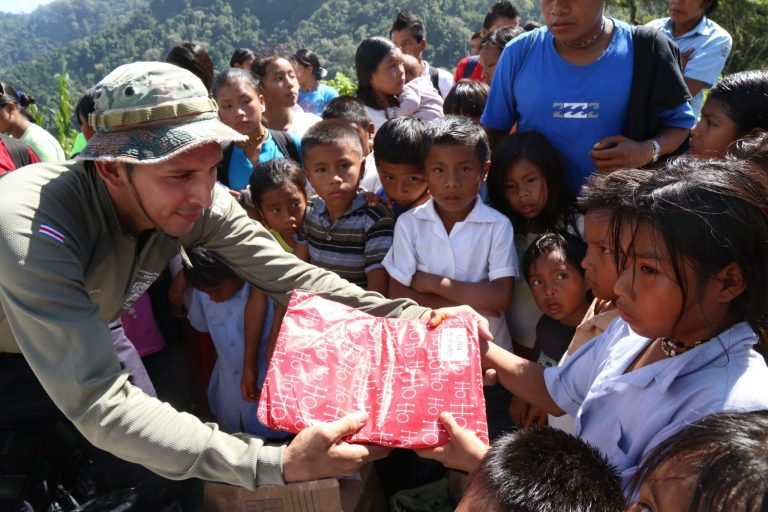 Mediante programa “Alas para crecer”, policías apoyan a comunidades indígenas