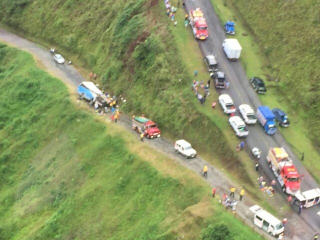Emergencia en Nueva Cinchona: Bus con 30 personas cae a guindo; hay personas fallecidas