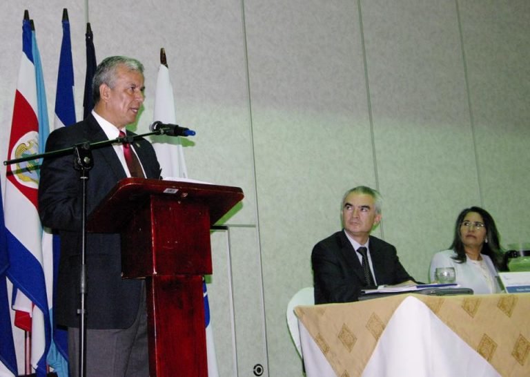 Costa Rica y Panamá firman acuerdo para regular flujos migratorios