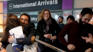 Viajeros y refugiados continúan entrando a EE.UU.