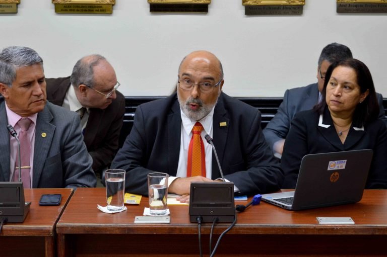 Diputados critican a rector de la UNA por oponerse a aplicar regla fiscal