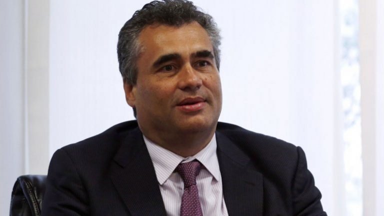 Tras resistir, renuncia presidente de Banco Central de Argentina antes de asunción de Macri