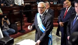 Presidente guatemalteco llama a vigilar nuevo gobierno