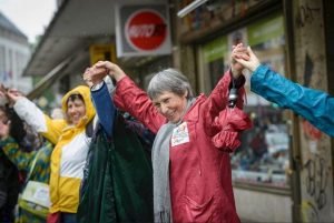 Decenas de miles forman cadenas humanas contra el racismo en Alemania