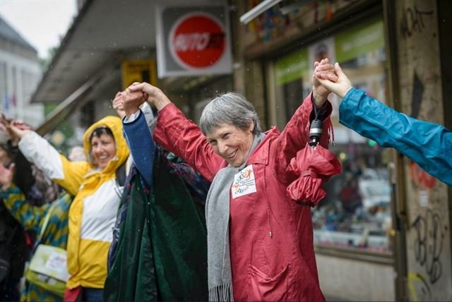 Decenas de miles forman cadenas humanas contra el racismo en Alemania