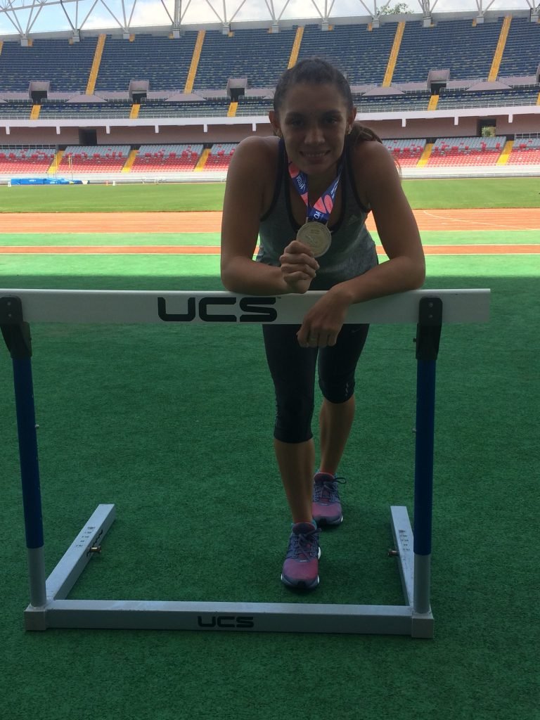 Andrea Vargas impone nuevo récord nacional