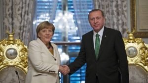 Acercamiento de Merkel a Erdogan perjudica a líder alemana en sondeos