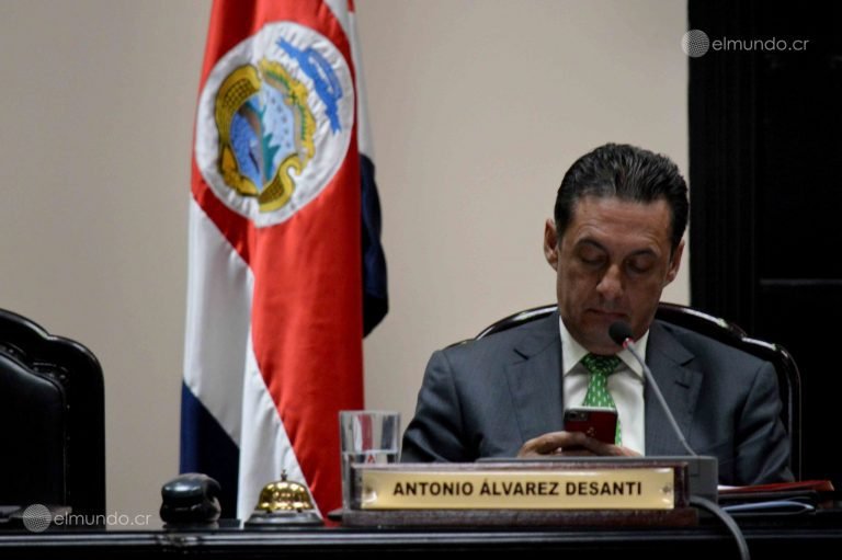 TSE acepta la renuncia de Antonio Álvarez Desanti a su diputación
