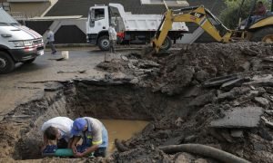 AyA cierra carril por un mes en la Uruca para trabajos de alcantarillado