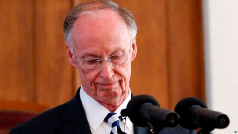 Por escándalo sexual, renuncia gobernador de Alabama