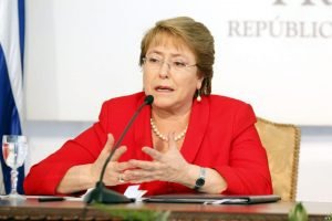 Bachelet llamó a fortalecer la democracia en 42 aniversario del golpe