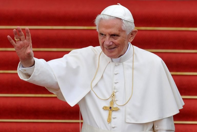 Carta de ex papa Benedicto provoca críticas hacia el Vaticano