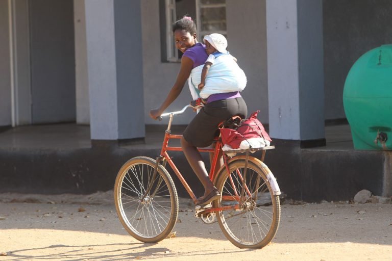 Escasa inversión en infraestructuras para ciclistas y peatones causa la muerte de millones de personas