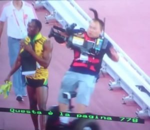 Bolt es arrollado por un cámara mientras celebrada el oro del 200