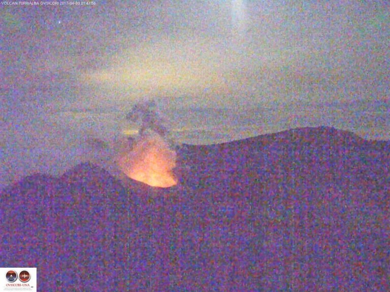 La incandescencia en el Volcán Turrialba vista a la luz de la luna