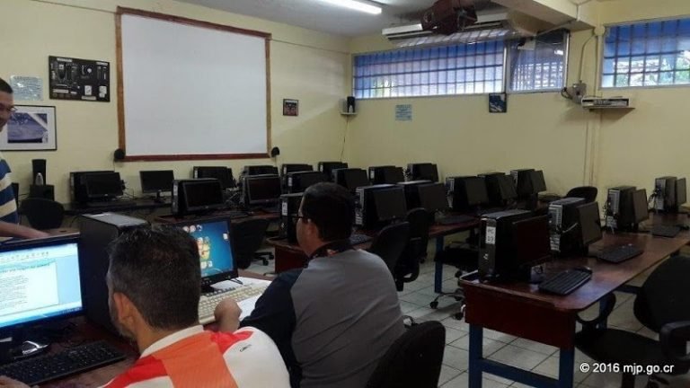 Privados de libertad de cuatro centros penitenciarios reciben computadoras nuevas