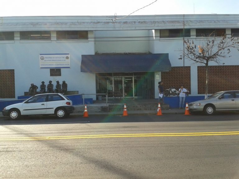 Reportan motín en Cárcel de San Sebastián; Bomberos atiende incendio en uno de los pabellones