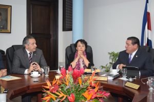 Faltante de especialistas obliga a autoridades médicas a buscar soluciones