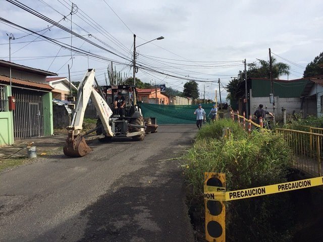 Autoridades construyen nuevo puente en Calle Brujos de Palmares