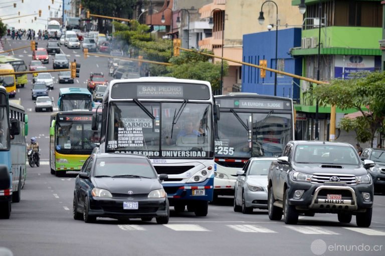 Autobuseros responsabilizan a Aresep de desastre financiero en sus rutas