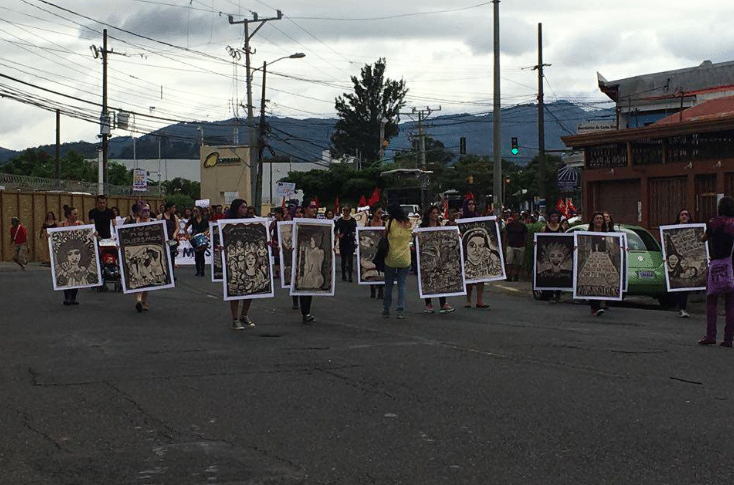 Red Feminista se manifiesta en contra del acoso, los femicidios y la violencia de género