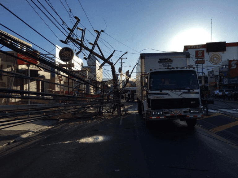 Camión deja sin electricidad gran parte de San Pedro