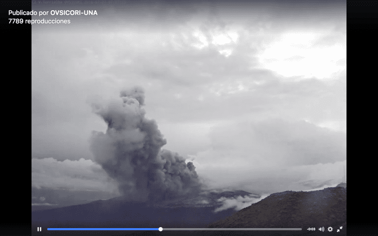 Volcán Turrialba vuelve a entrar en erupción y lanza ceniza a 1 km de altura