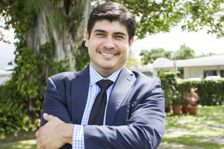Renuncia Carlos Alvarado, Ministro de Trabajo y anuncia su precandidatura presidencial