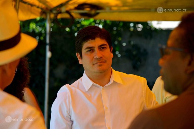 Carlos Alvarado se compromete a tener un gabinete paritario