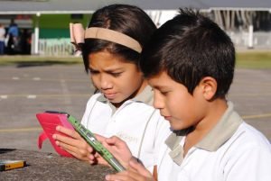 MEP analiza permitir uso de celulares en clases