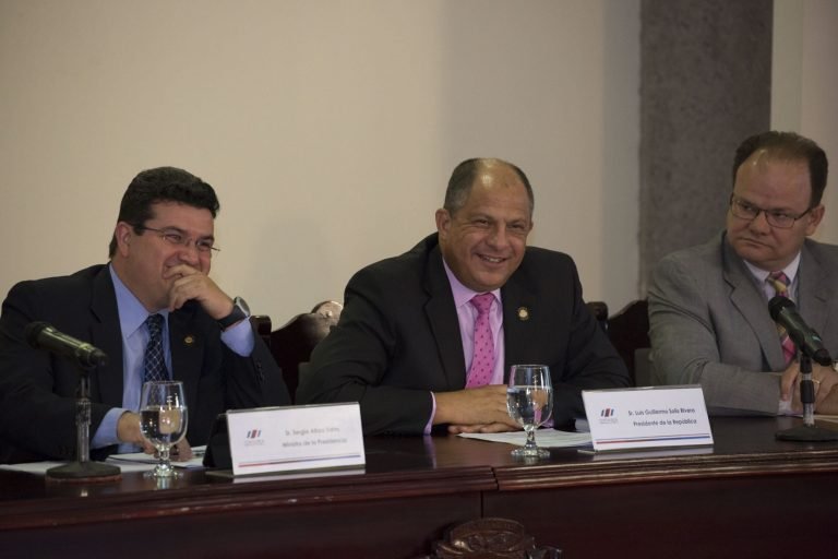 Presidente Solís apoya reelección consecutiva de diputados