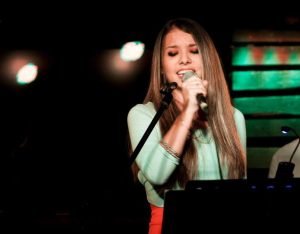 “Música en el Museo” en Alajuela presenta a Cori Elle en concierto