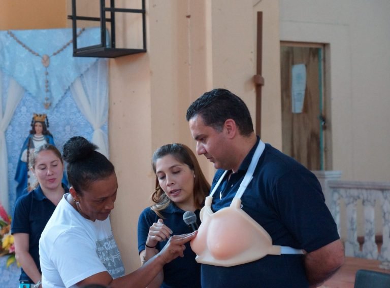 Médicos de UCIMED realizan jornadas para enseñar cultura preventiva del cáncer de mama en el Buen Pastor