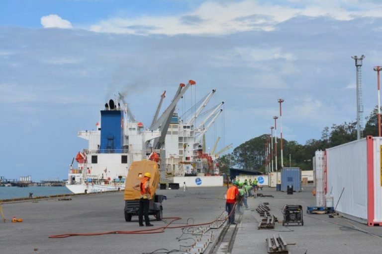 Embajadora de Estados Unidos critica falta de seguridad en los puertos de Limón