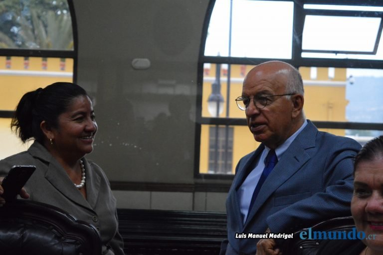 VÍDEO: Exmagistrado constitucional y diputado PLN sale en defensa de Laura y Jazmín