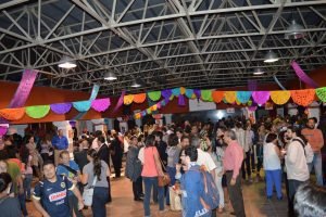 Cientos de personas celebran el tradicional día de muertos en el Instituto de México