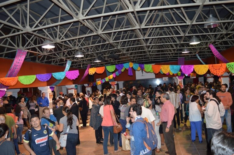 Cientos de personas celebran el tradicional día de muertos en el Instituto de México