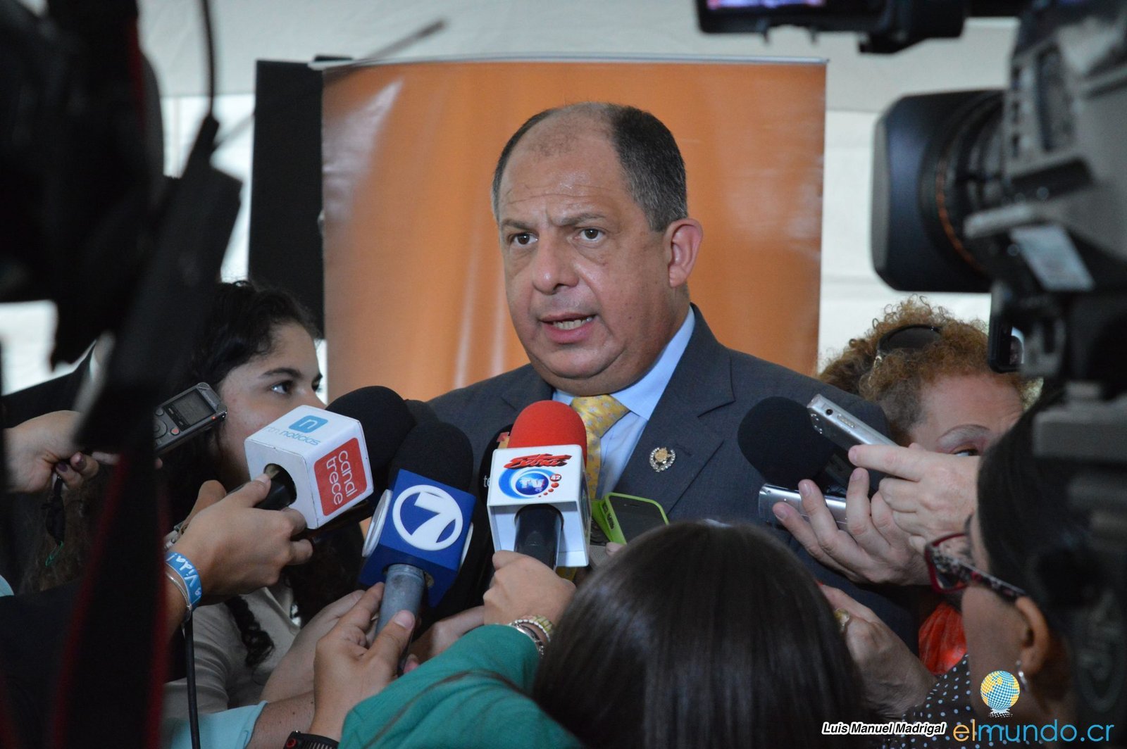 Handout photo released by the Honduran presidential palace of Costa Rican President Luis Guillermo Solis (C) during a meeting with Honduran President Juan Orlando Hernandez (L, backwards) at the presidential palace in Tegucigalpa, on December 17, 2015. Hernandez, who will take on Friday as president of the Central American Integration System (SICA), offered to help Solis resolve the situation of thousands of Cuban migrants who remain stranded in Costa Rica en route to the United States. AFP PHOTO/CASA PRESIDENCIAL / AFP / CASA PRESIDENCIAL / HO