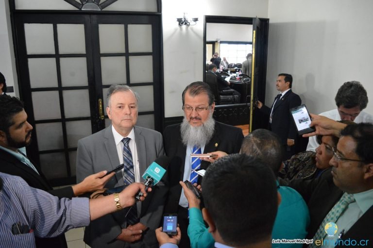 Diputados se enfrentan por carta en defensa de expresidente Rodríguez