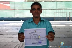 Joven trabajó en piñera 18 horas diarias para lograr ganar Bachillerato; esta es su historia