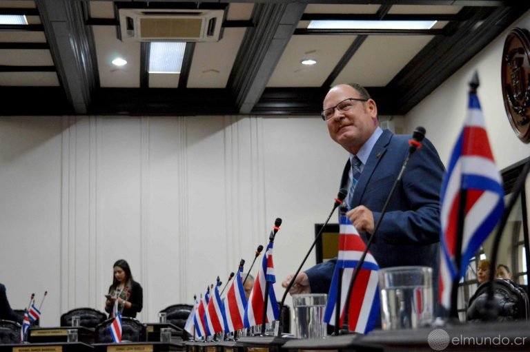 Diputado del PLN pide “fumigar” a médicos especialistas que se niegan ir a zonas rurales