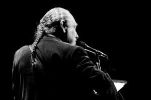 Dionisio Cabal celebra a las madres cantando poesía con “Verso a Verso”