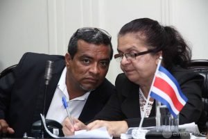 Desanti pone freno a instrumento usado por Frente Amplio para bloquear comisiones plenas