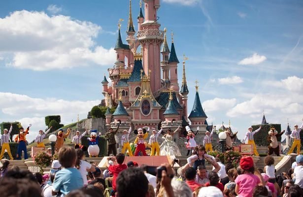 Detenido en Disneyland París un hombre con dos pistolas y el Corán