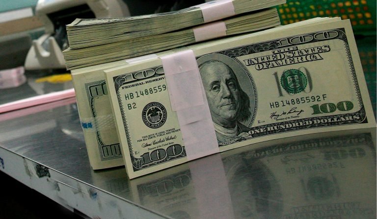 Costa Rica obtiene crédito de $1000 millones para estabilizar precio del dólar