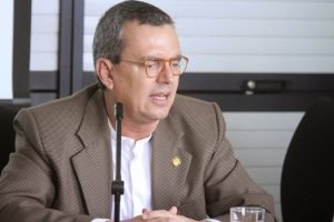 Ministro de Ambiente señala a administraciones liberacionistas como “culpables” de problemas con refinería china