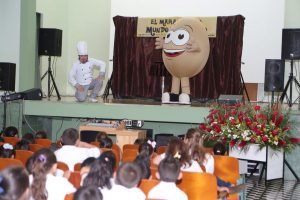 Estudiantes aprenden sobre beneficios de una alimentación balanceada