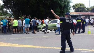 Taxistas emboscan a conductor de Uber en Puntarenas y le destrozan el vehículo