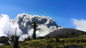Ceniza lanzada por el Volcán Turrialba empieza a bajar por los ríos de Turrialba